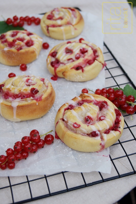 Johannisbeer-Schnecken mit Pudding