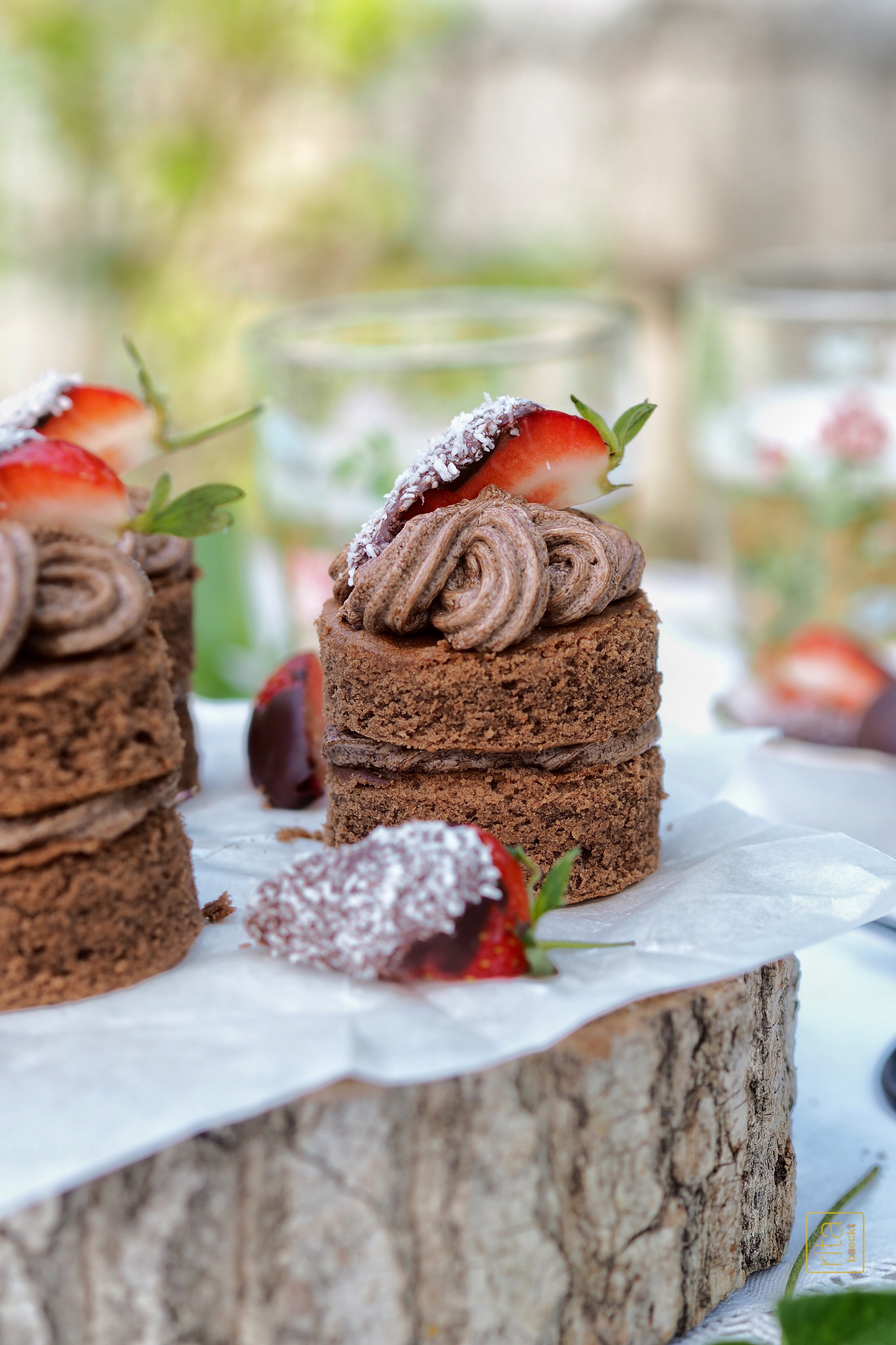 Mini-Schokotörtchen mit Erdbeeren