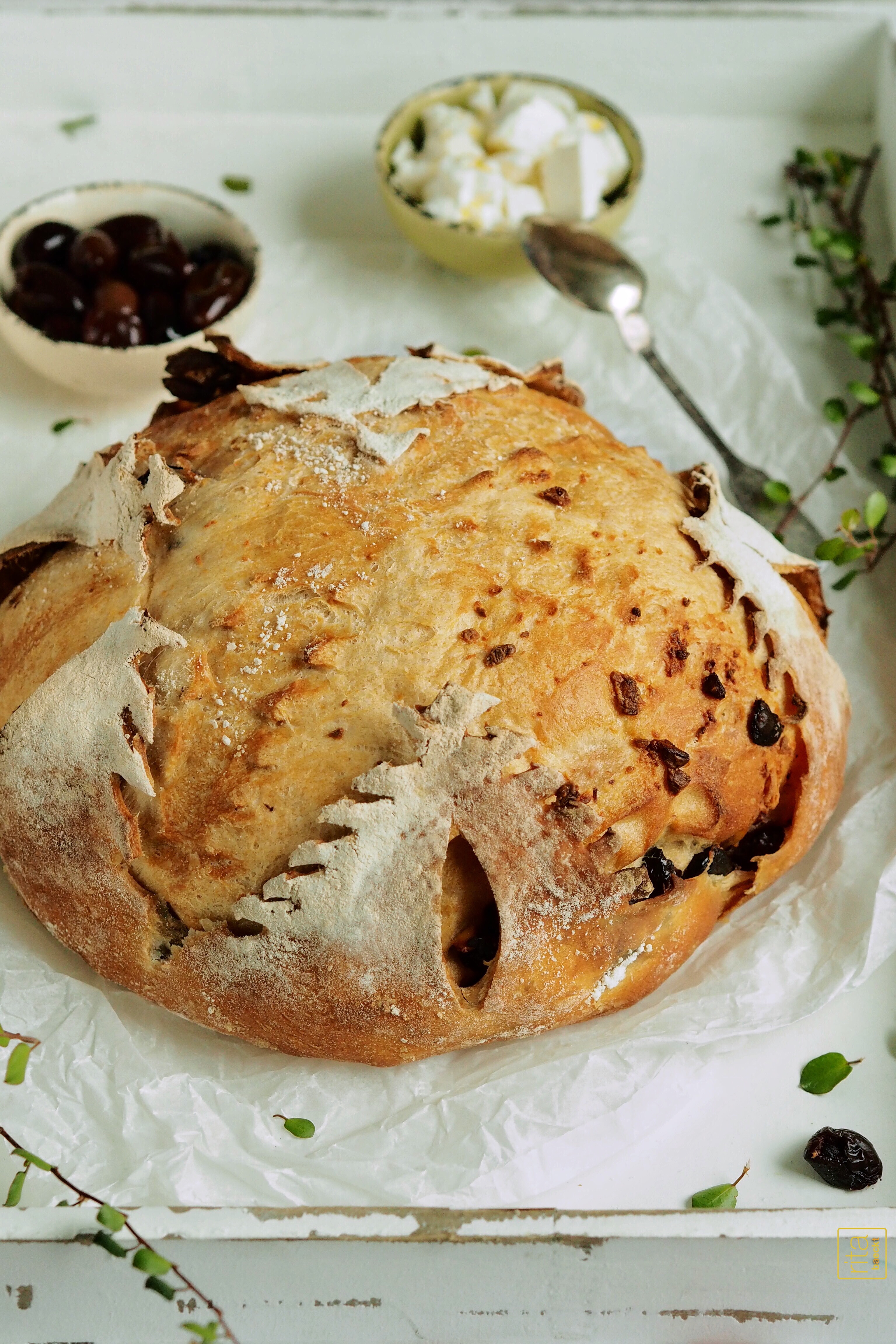 Weizensauerteigbrot mit Oliven und Feta