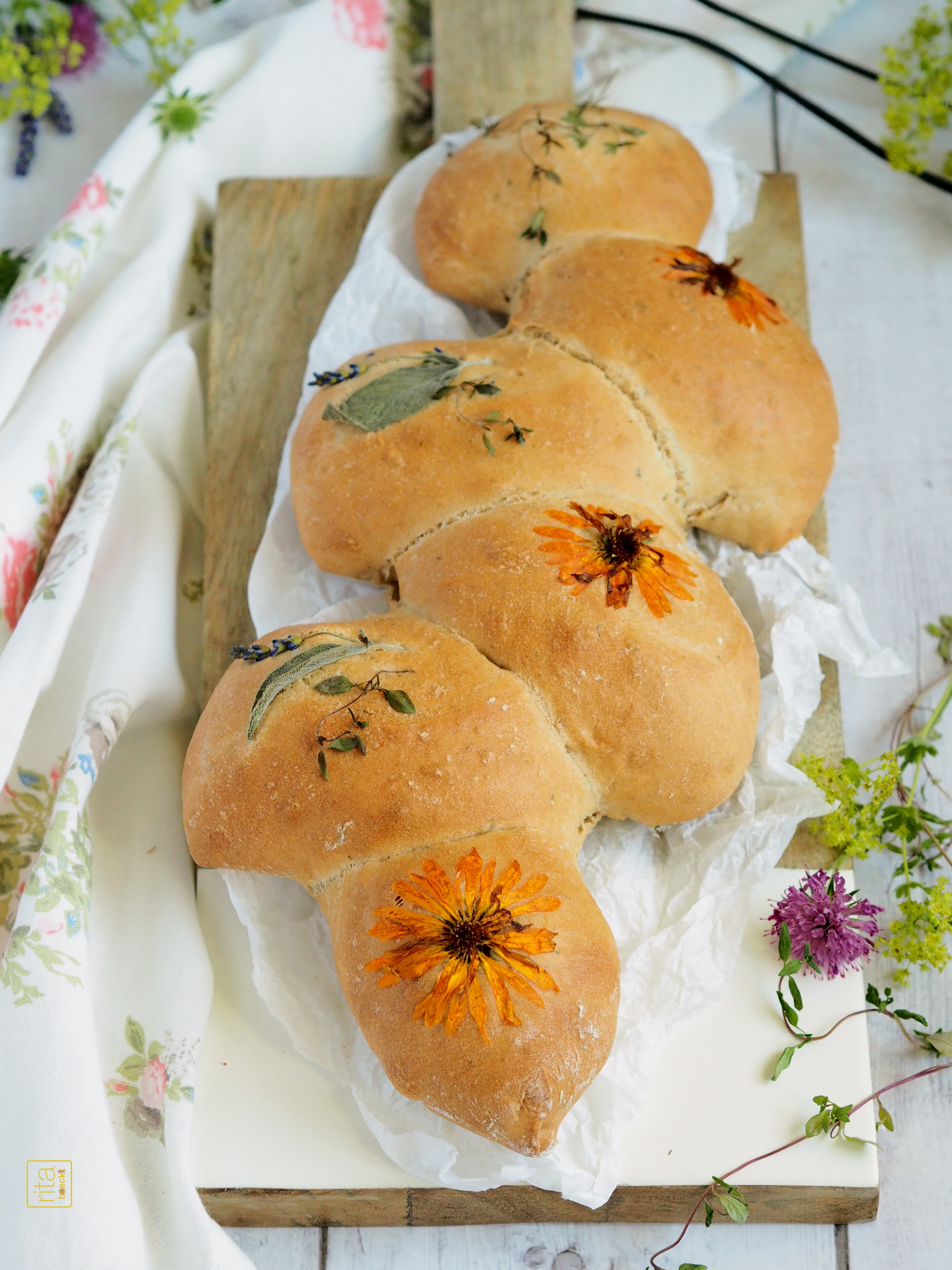 Dinkelähre mit Blumen