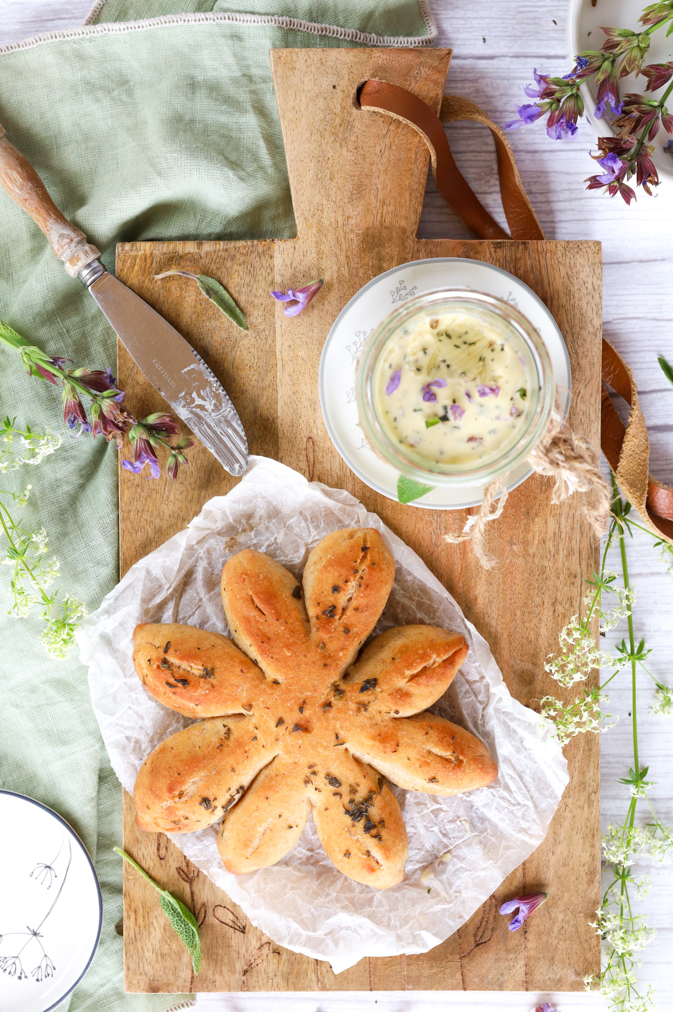 Joghurt – Dinkelweckerl mit Salbei und Salbeibutter